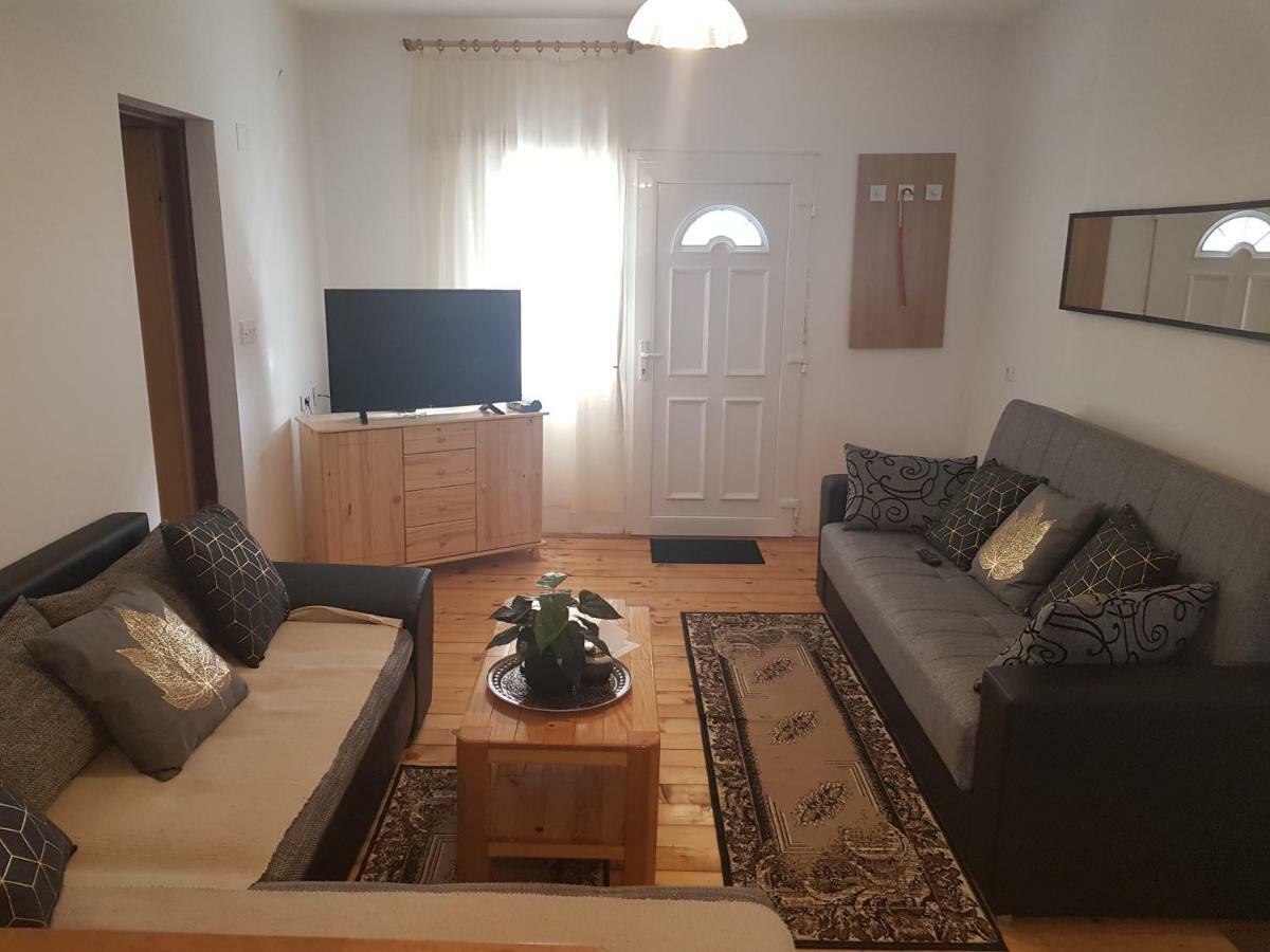 Apartmani Andrej Udbina Exteriér fotografie