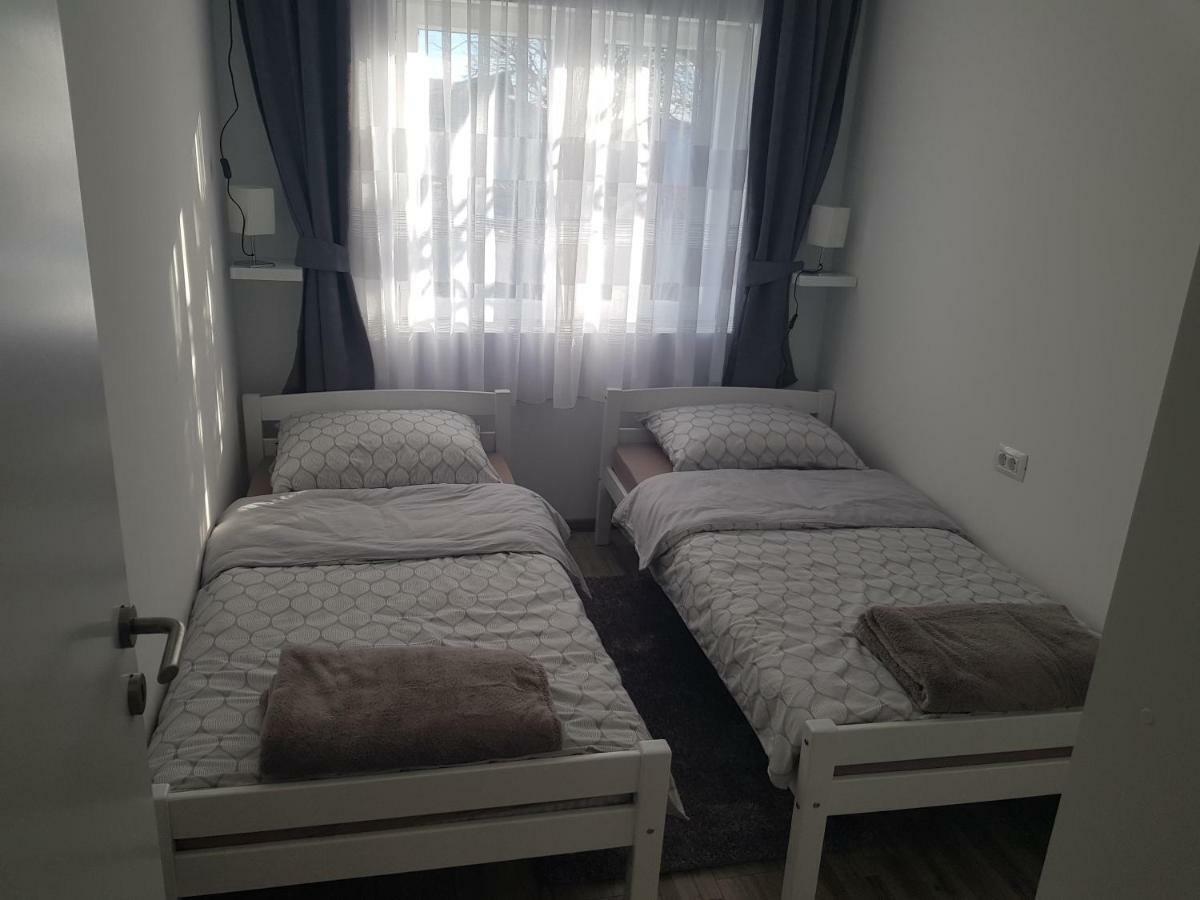 Apartmani Andrej Udbina Exteriér fotografie